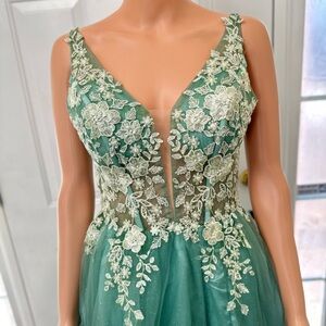 Elegant Green Lace Evening Dress